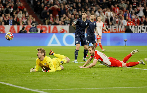 Harry Kane strzela gola dla Bayernu Monachium w rewanżowym meczu Ligi Mistrzów z Lazio Rzym
