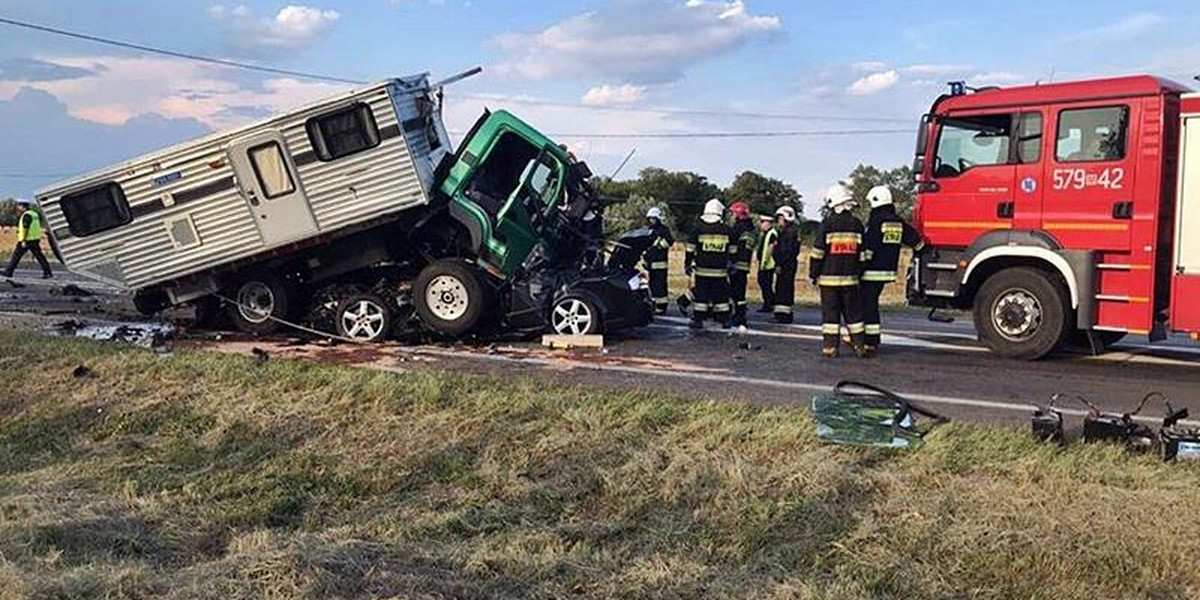 Auto wbiło się w ciężarówkę! Nie żyje kierowca!