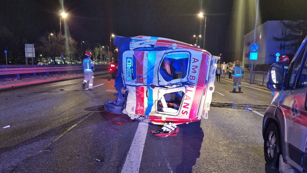 Uciekał przed policją, zniszczył karetkę za 800 tys. zł. Pogotowie idzie do prokuratury