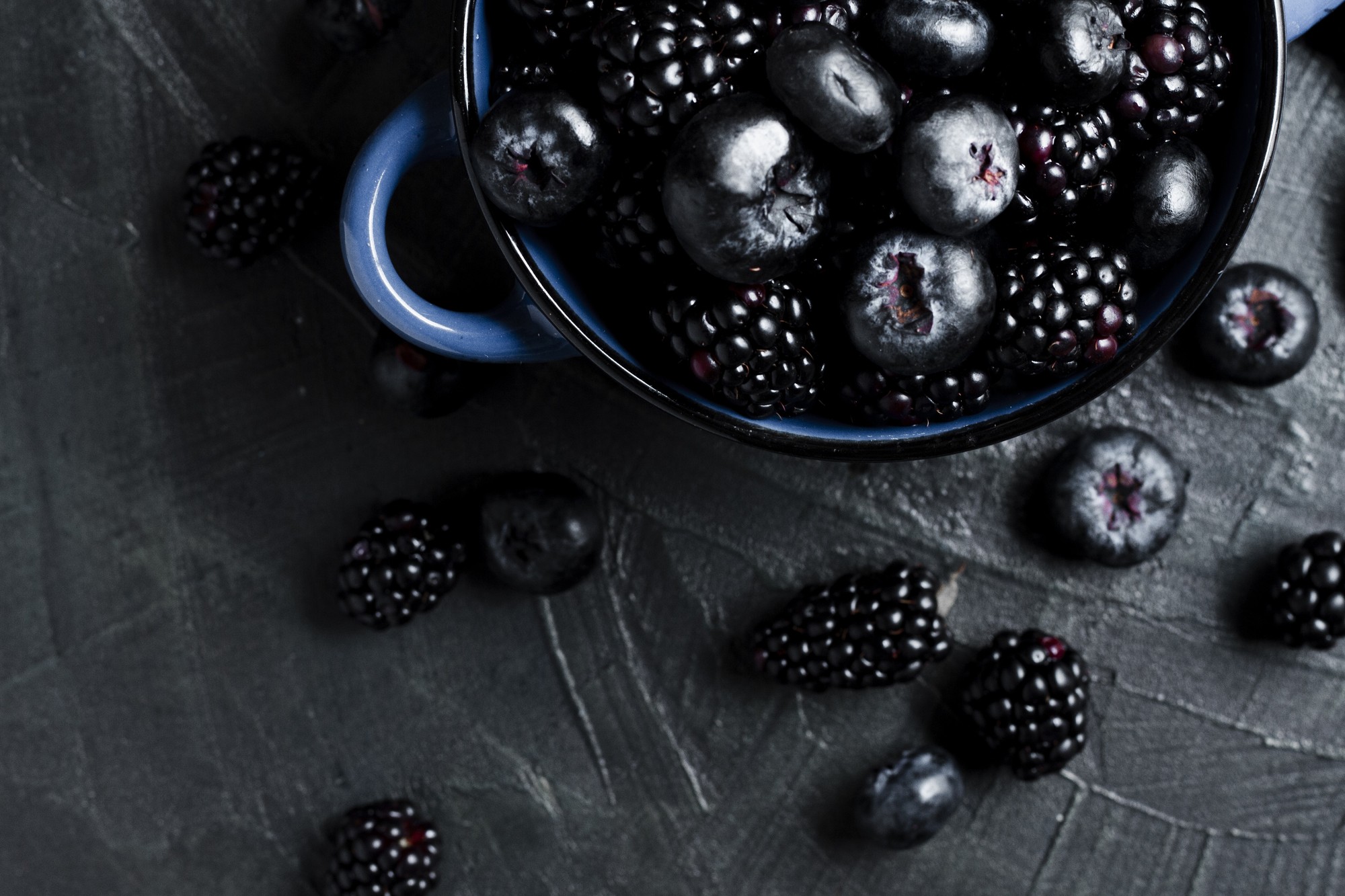 Čučoriedky a černice sú bohaté na antioxidanty a môžu podporovať tvorbu kolagénu aj zdravý vzhľad pokožky.