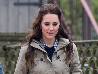 Most kiakadt a cukiságmérő: Kate Middleton kis bárányt etet