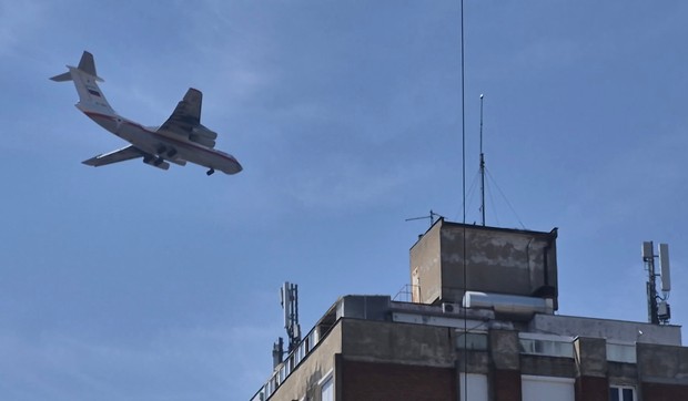 Avion "Iljušin76" za gašenje požara sleće na aerodrom u Nišu