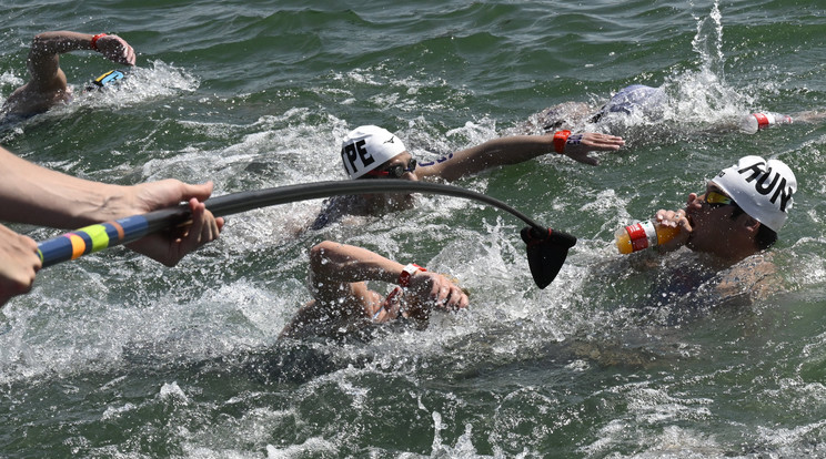 Gálicz Péter (j) a frissítőponton a férfi nyíltvízi úszók 25 kilométeres versenyén a vizes világbajnokságon a budakalászi Lupa-tavon 2022. június 30-án / Fotó: MTI/Szigetváry Zsolt