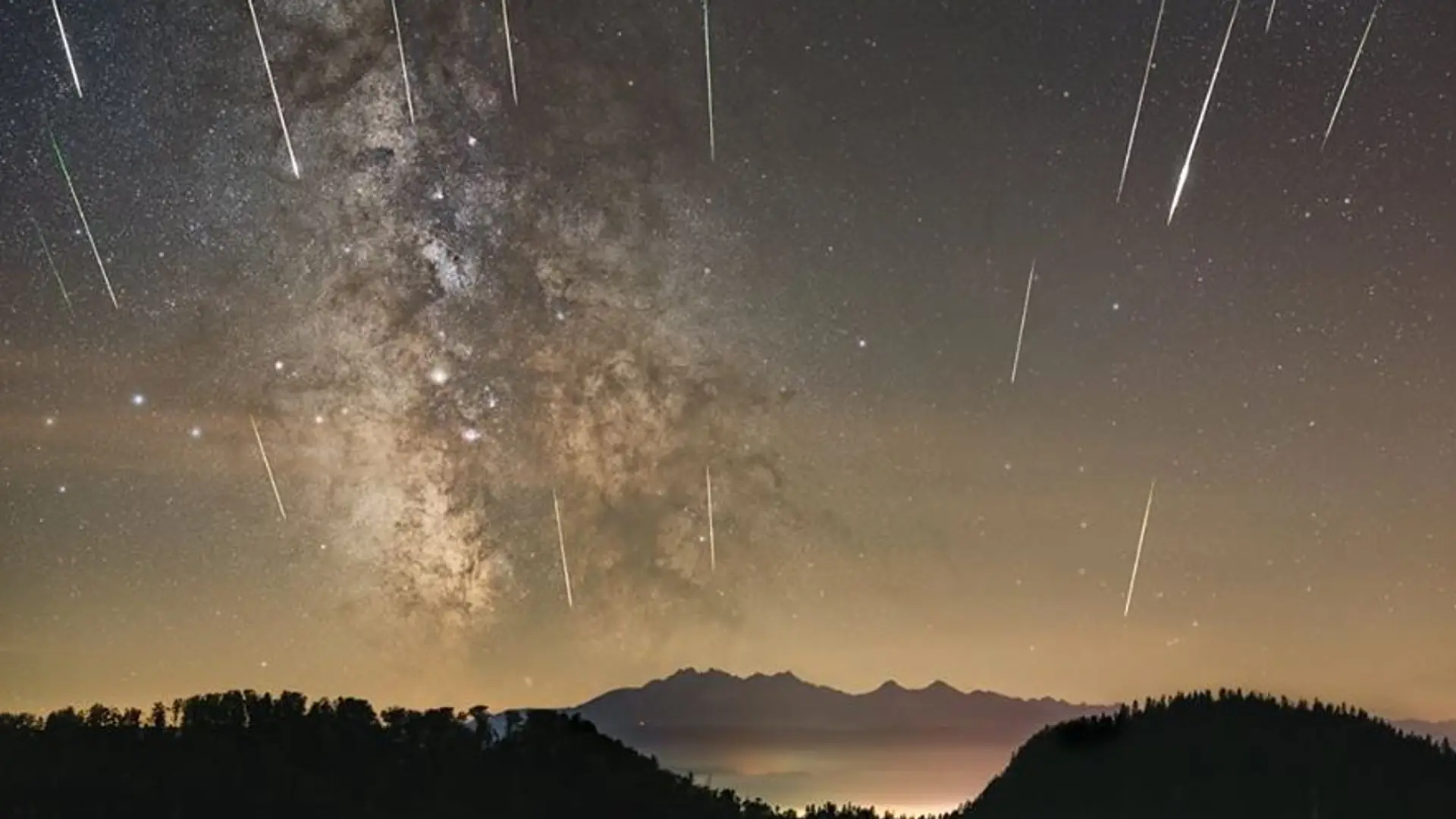 Rój spadających gwiazd na niezwykłym filmiku. Tak wyglądał tegoroczny deszcz perseidów