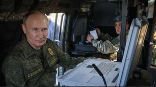 Putin w mundurze blisko polskiej granicy. Rosja ćwiczy wojnę z NATO?