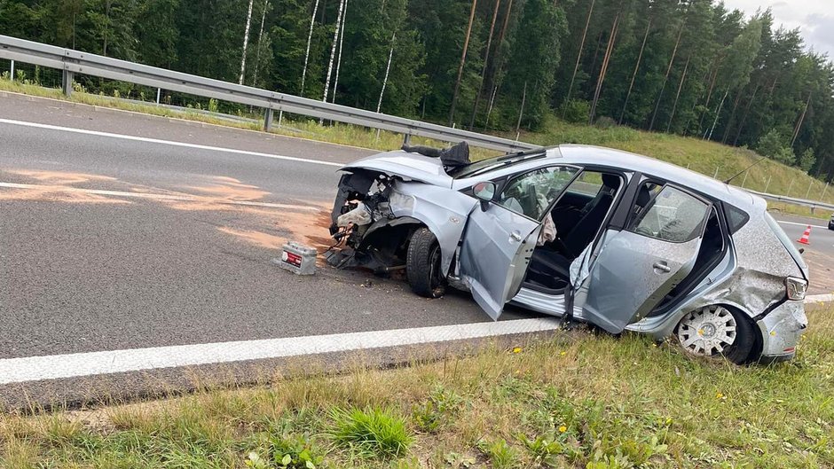 Uderzył w bariery na S7 między Ostródą a Olsztynkiem. Teraz prosi o pomoc [ZDJĘCIA]