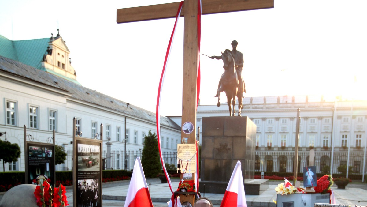 W programie "Fakty po Faktach" spotkali się muzyk Zbigniew Hołdys i aktor filmu "Solidarni 2010" Mariusz Bulski zaangażowany w obronę krzyża przed Pałacem Prezydenckim. Goście dyskutowali na temat dzisiejszego działania policji przed Pałacem, która odsunęła obrońców spod krzyża. - Mam informację, że niektóre osoby są na obdukcjach, mają podejrzenia o złamania - mówił Bulski podsumowując działania służb mundurowych. - Jestem zaskoczony, bo to są działania partyzanckie. Ja nie wiem, czy my jesteśmy godni, żeby pan prezydent z nami rozmawiał. Jesteśmy motłochem, jesteśmy sektą, jesteśmy talibami. Pan prezydent się o nas nie wyraża od zaprzysiężenia. Przestajemy wierzyć, że jakiekolwiek upamiętnienie w miejscu tego krzyża będzie miało miejsce - mówił rozgoryczony Bulski, o jego zdaniem nieodpowiedniej reakcji polskich władz na wydarzenia na Krakowskim Przedmieściu.