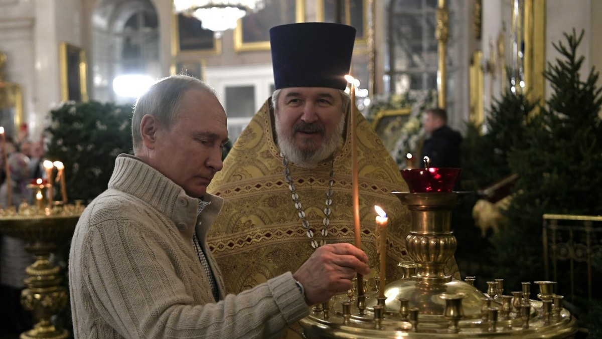 Władimir Putin w cerkwi