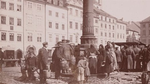 Studnia na Rynku Starego Miasta, lata 80 XIX w., fot. Konrad Brandel