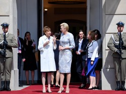 Doskonała sylwetka nie wystarczyła. Pierwsza dama Niemiec pokonała Agatę Dudę w bitwie na stylówki. FOTO