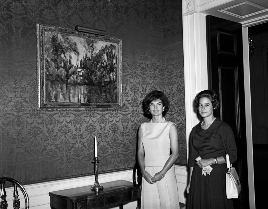 Džeki Kenedi sa Filipom Kalnan, stoje uz Sezanovu "Kuću na Marni". Filipin deda Čarls Leser poklonio je sliku Beloj kući.