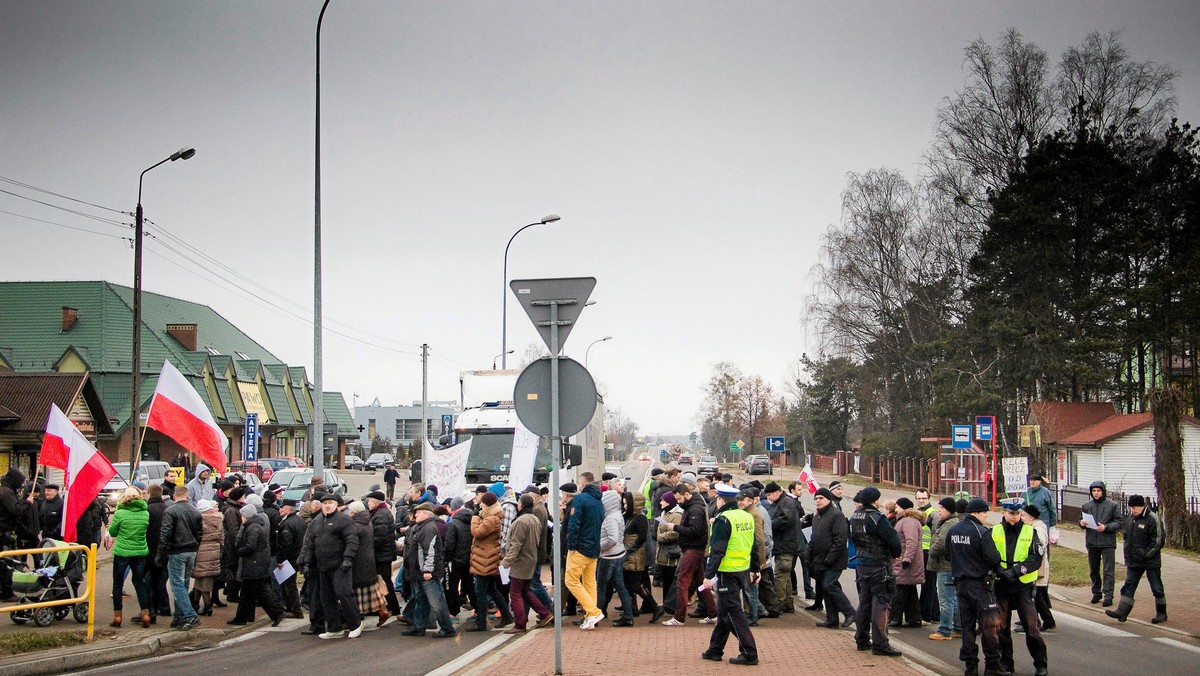 Mieszkańcy Grabówki wczoraj po raz trzeci blokowali drogę nr 65 do przejścia granicznego w Bobrownikach. Protestowali w sprawie utrzymania decyzji o utworzeniu samodzielnej gminy.