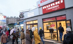 Setki osób ruszyły kupić rurki z bitą śmietaną. Chcą ratować stołeczny lokal