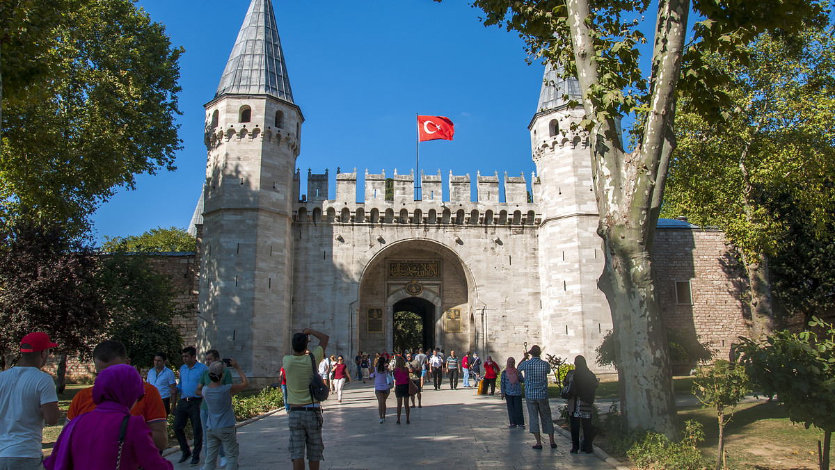 W słynnym muzeum Topkapi w pałacu sułtańskim w Stambule pękają ściany. Temu najważniejszemu po Hagia Sophia (kościół Mądrości Bożej) i Błękitnym Meczecie zabytkowi Turcji grozi częściowe zawalenie - napisał turecki dziennik "Hurriyet".