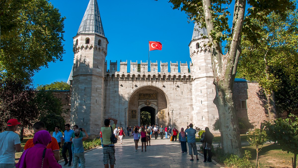 W słynnym muzeum Topkapi w pałacu sułtańskim w Stambule pękają ściany. Temu najważniejszemu po Hagia Sophia (kościół Mądrości Bożej) i Błękitnym Meczecie zabytkowi Turcji grozi częściowe zawalenie - napisał turecki dziennik "Hurriyet".