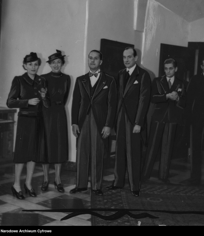 Na zdjęciu: Galeazzo Ciano (trzeci z lewej) z Eddą (pierwsza z lewej) i Józef Beck (czwarty z lewej) z małżonką Jadwigą (druga z lewej) w jednej z komnat Zamku Królewskiego na Wawelu w 1939 r.