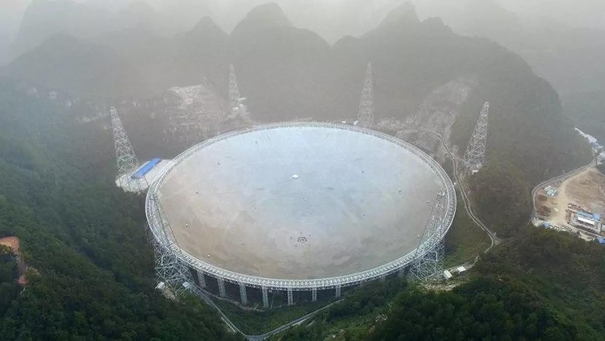 Chiński radioteleskop rozpoczął pracę