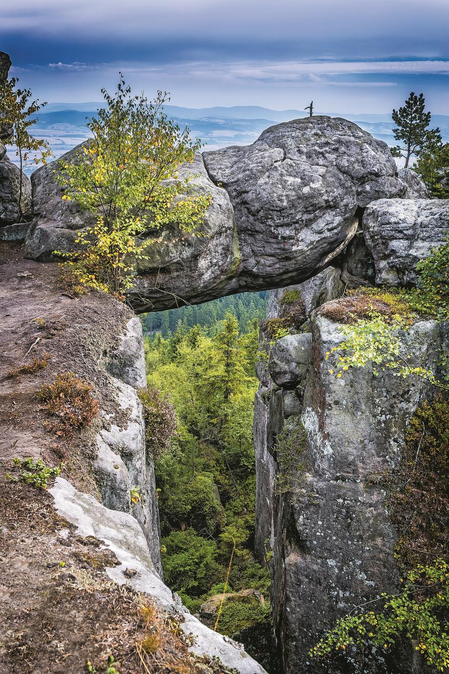 Góry Stołowe skrywają skalne labirynty, fantazyjne kamienne grzyby i zadziwiające formacje, m.in. Szczeliniec Wielki, wznoszący się na 919 m n.p.m.