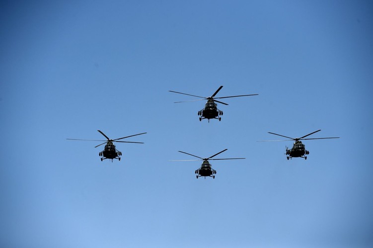 Parada lotnicza z udziałem samolotów i śmigłowców otworzyła defiladę wojskową, 15 bm.(cat) PAP/Radek Pietruszka