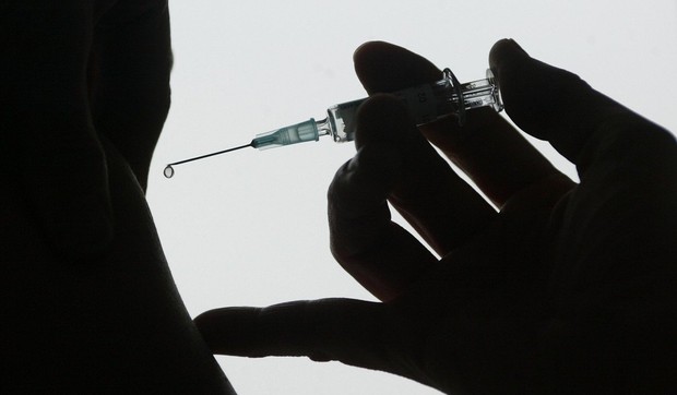 injekcija vakcina doktor
