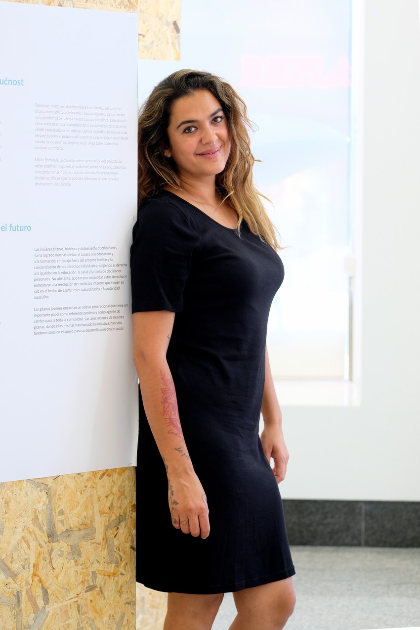 Alba Molina na izložbi "Romski život. Lungo Drom" u Institutu Servantes