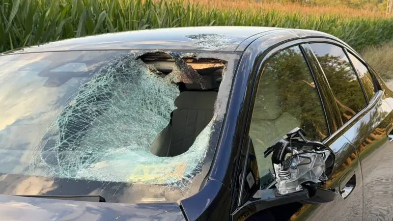 Poškodené vozidlo BMW, ktoré po zrážke s cyklistom 15-ročný vodič z Írska zanechal na slovensko-maďarskom pohraničí pri obci Rajka