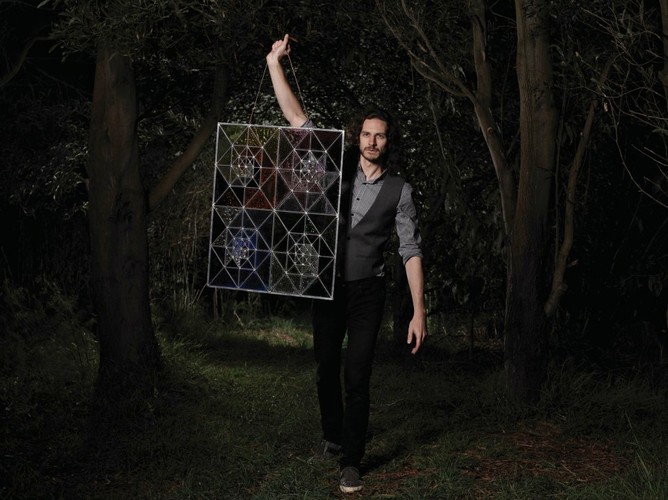 Płyta 'Making Mirrors' ukazała się w sierpniu 2011 roku. W polskich sklepach zadebiutuje 7 lutego.