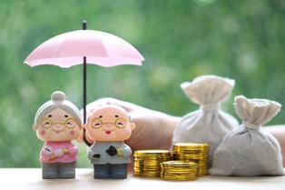 ZUS: Wypłaty emerytur i rent w grudniu 2025 r. [Harmonogram]