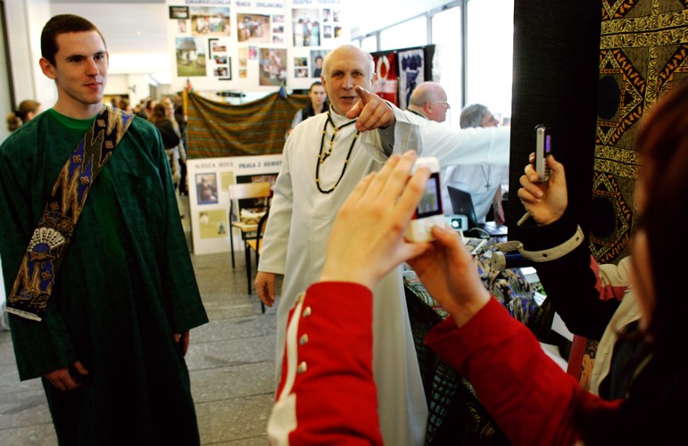 Nowoczesny ksiądz powinien iść z duchem czasu