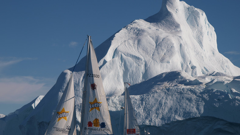Przekroczeniem Kręgu Polarnego przy Cieśninie Beringa, wczoraj godz. 17.56 czasu miejscowego, należący do klubu LOTTO-Bydgostia-WSG-Bank Pocztowy jacht "Solanus" zamknął legendarne Przejście Północno-Zachodnie.