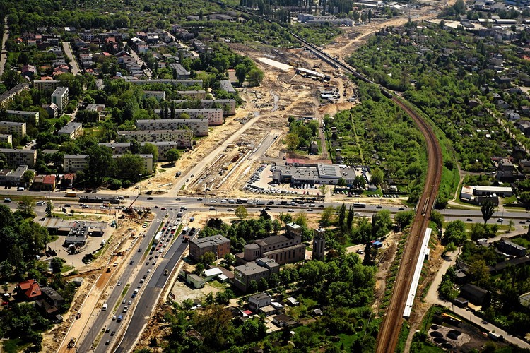 Trasa 'Łódź Górna' w budowie. Przedłużenie al. Włókniarzy przy ulicy Pabianickiej.

Obecnie w Łodzi przyrost naturalny jest ujemny, ale być może nowe inwestycje pozwolą zachęcić łodzian do pozostania w rodzinnym mieście