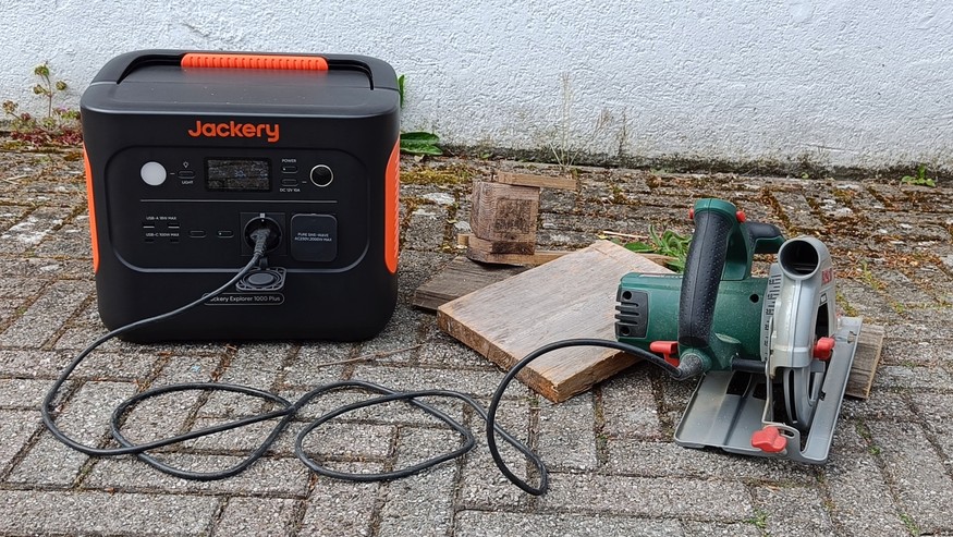 Jackery Explorer 1000 Plus, tüketicilere 2000 watt'a kadar güç sağlar.