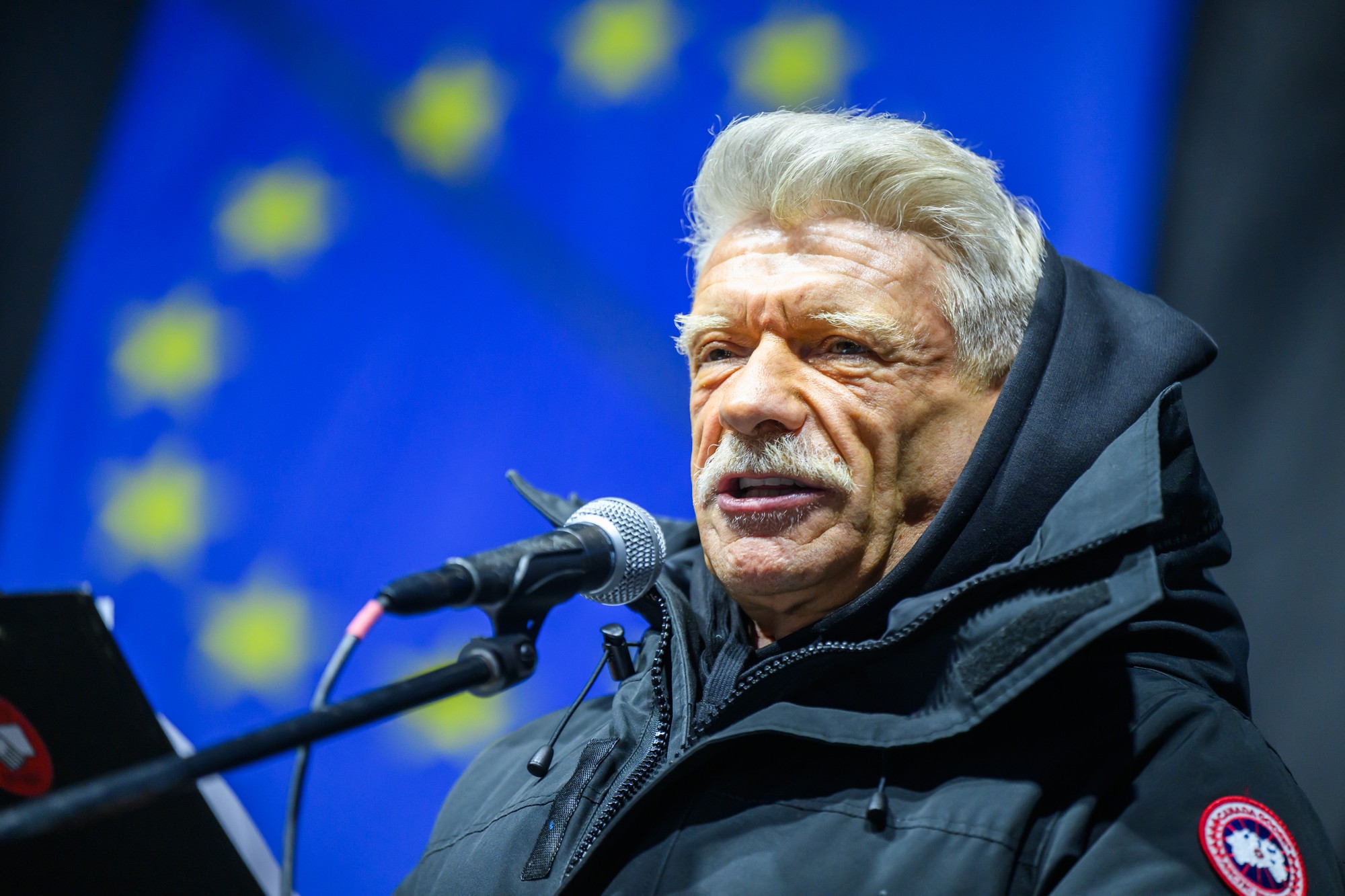 Na snímke herec Richard Stanke počas spoločného zhromaždenia pri príležitosti 7. výročia vraždy Jána Kuciaka a Martiny Kušnírovej a iniciatívy Mier Ukrajine v Bratislave v piatok 21. februára 2025.