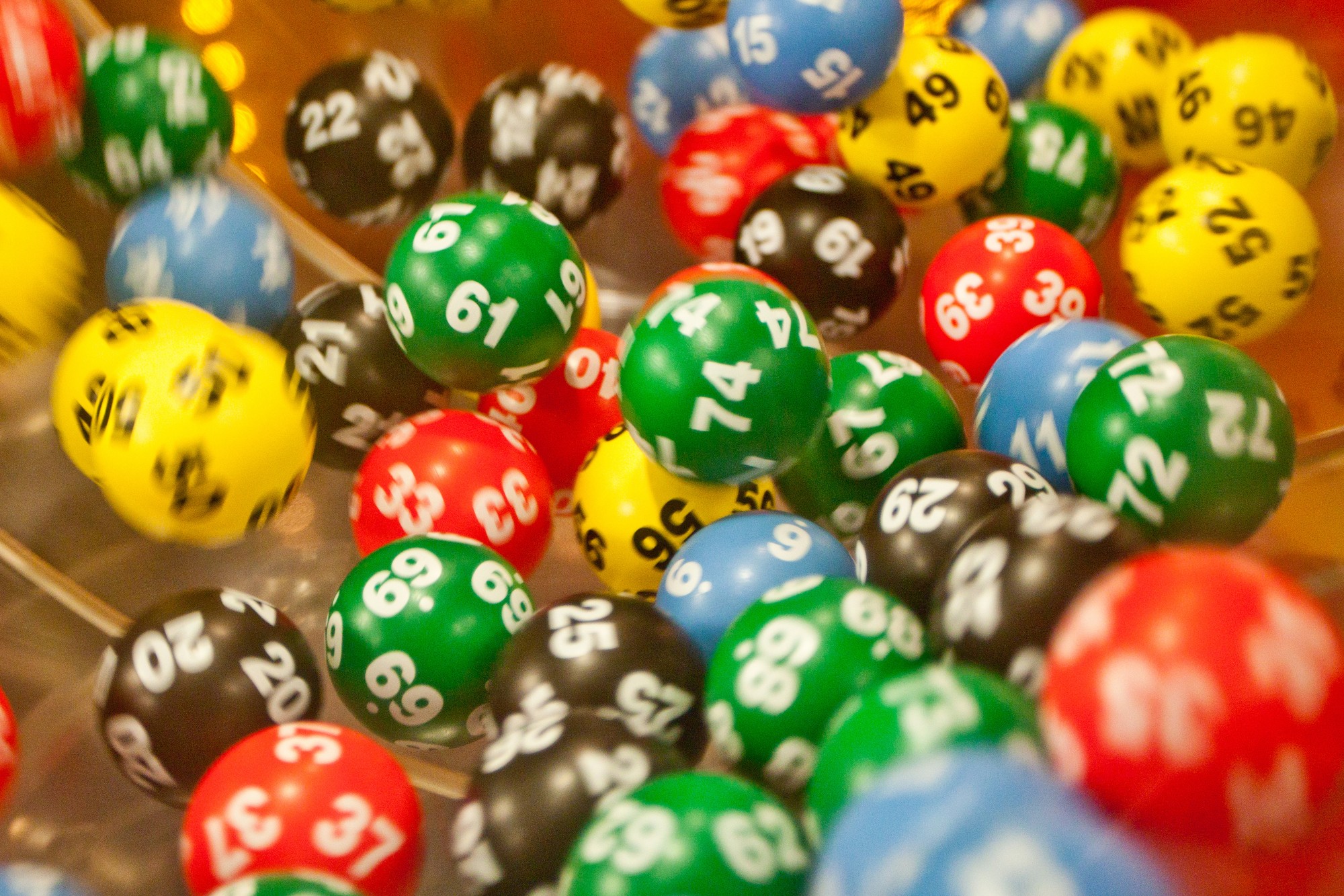 Muž pred rodinou zatajil, že vyhral jackpot.