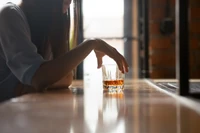 Alcoholism among thirty-somethings: daily drinking hidden behind a normal façade