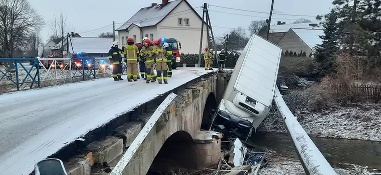 Ciężarówka spadła z mostu do rzeki. Kierowcę uratował wodociąg