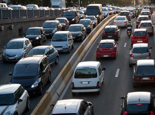 Jak na świecie dojeżdża się do pracy? Samochody wciąż rządzą