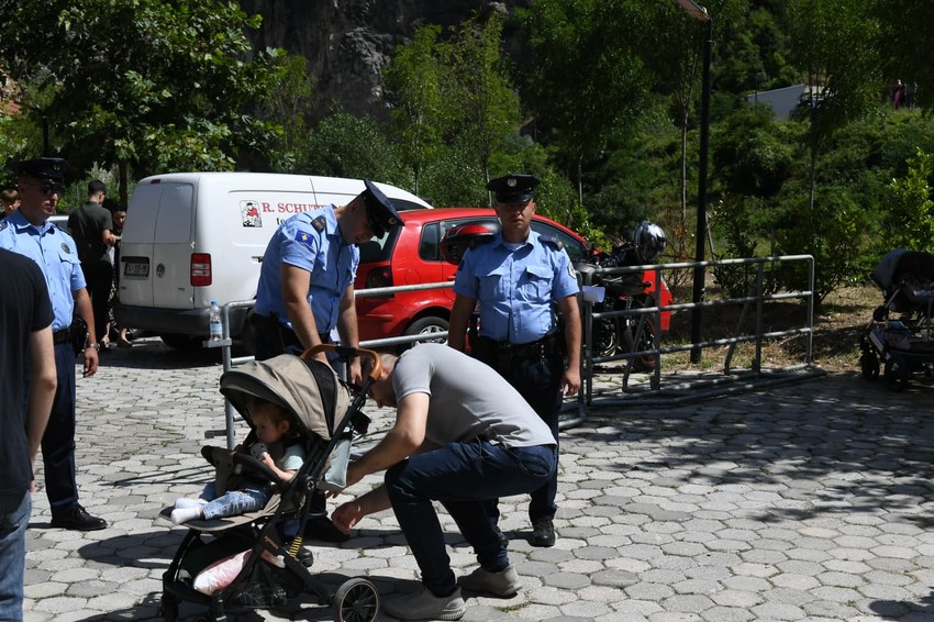 Kosovska policija pretresala vernike na ulazu u portu manastira Sveti Arhangeli 