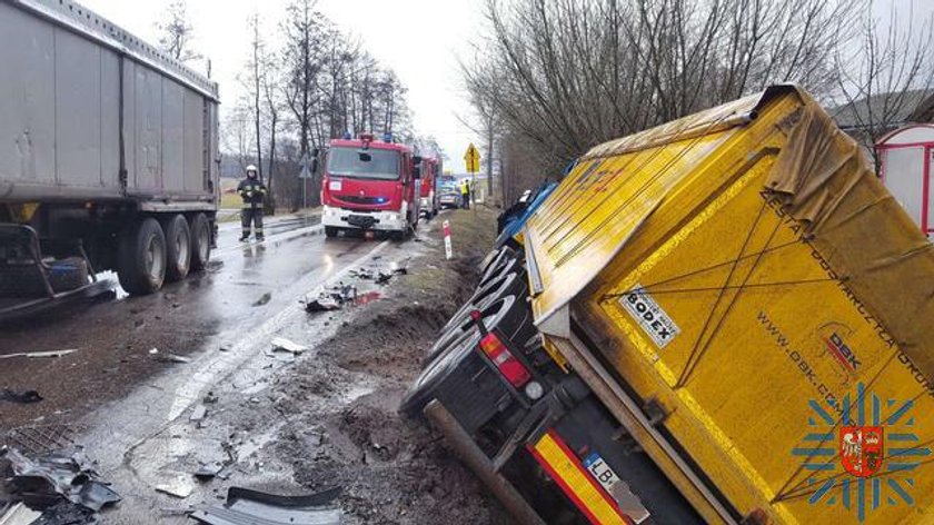 Ciężarówka wylądowała w rowie