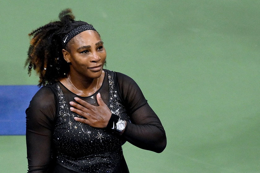 Serena Williams (41 l.) we łzach po swoim ostatnim - na razie - meczu w karierze, na tegorocznym US Open. Znów nie udało jej się zdobyć pucharu i wyrównać rekordu 24 Wielkich Szlemów Margaret Court