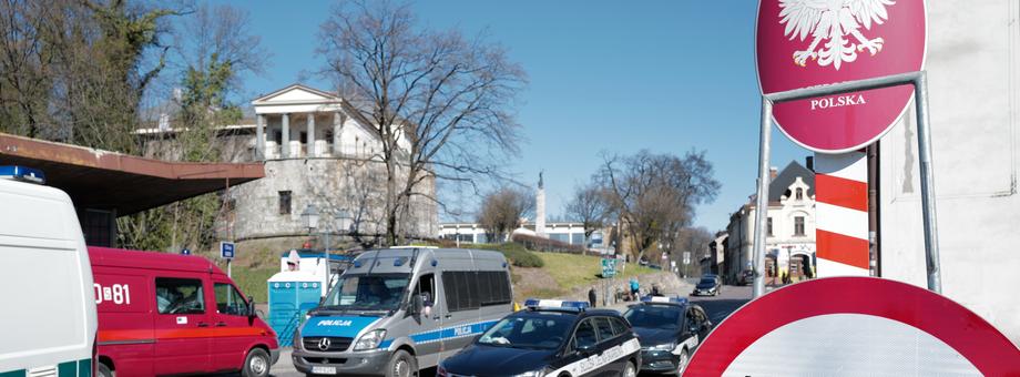 Osoby, które z powodu zatrudnienia na terenie innego kraju przekraczają granicę, po znalezieniu się w Polsce są obejmowane czternastodniową kwarantanną  