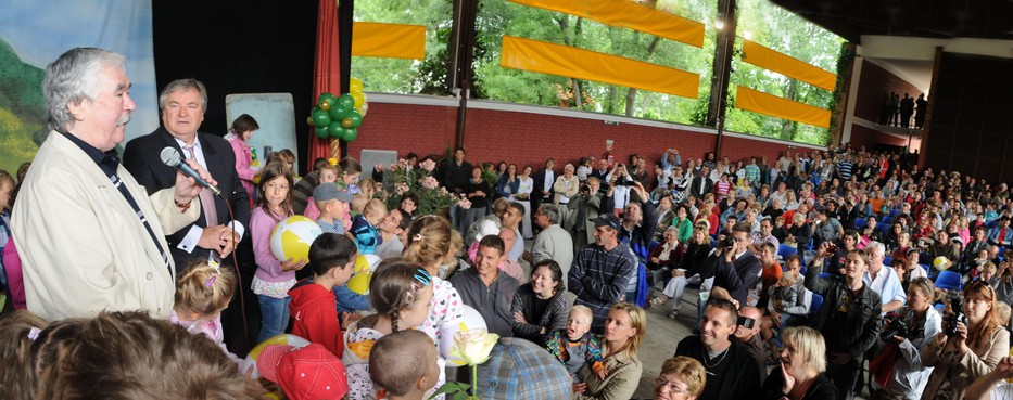 Csukás István (balra) imádta a gyermekeket, a szárszói színházban sokat volt a társaságukban