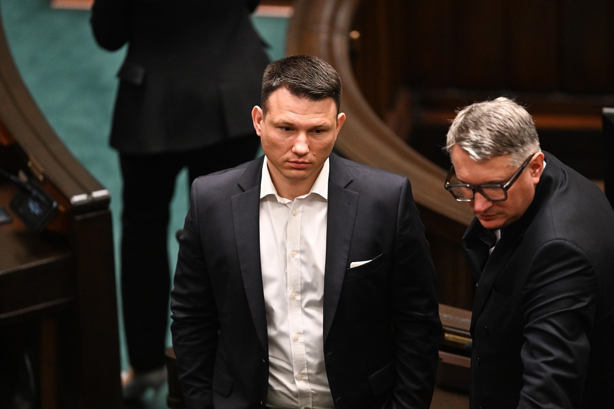 Warszawa, 13.11.2023. Poseł Konfederacji Sławomir Mentzen (L) na sali sejmowej podczas posiedzenia inaugurującego X kadencję izby, 13 bm. w Warszawie. (rp/awol) PAP/Radek Pietruszka