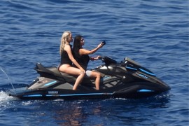 KUKOVI BUJNI, a struk uzak kao CEVKA! Najpoznatija STARLETA visoka 157 CM i teška 52 KG pozirala u kupaćem nakon što je PREPLOVILA KILAŽU! Blate je, ali POTAJNO uzdišu za njom