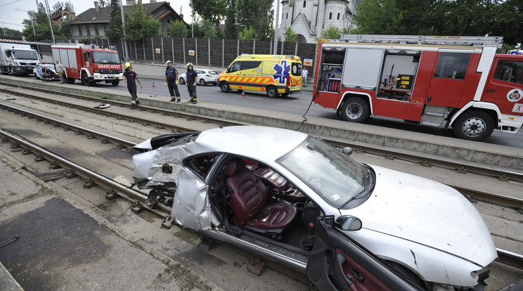 Villamossínekre csapódott személygépkocsi Budapesten, a Hungária körúton 2020. július 26-án. / Fotó: MTI/Mihádák Zoltán