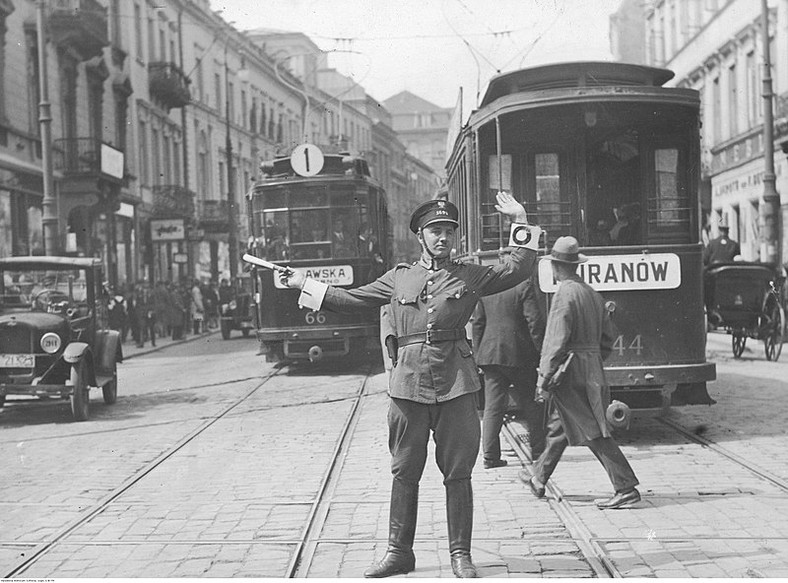 Funkcjonariusz kierujący ruchem na warszawskim Nowym Świecie. Okres międzywojenny, dokładna data wykonania zdjęcia nie jest znana