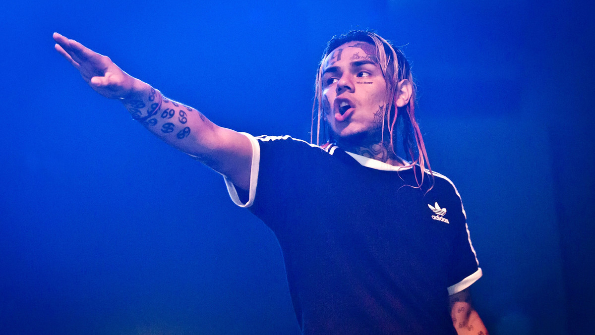 Tekashi 6ix9ine został porwany i okradziony w miniony weekend. Trafił do szpitala. Raporty nowojorskiej policji oraz portalu TMZ różnią się jednak co do szczegółów zdarzenia.