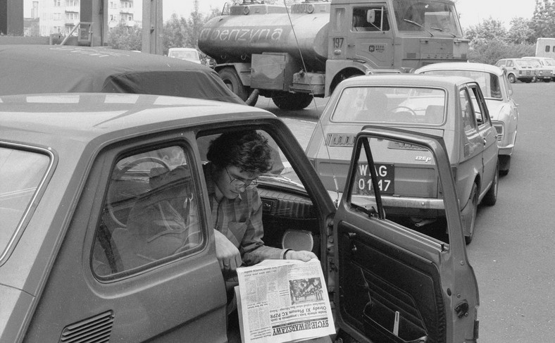 Kolejka po benzynę na stacji CPN (Warszawa, 1981 rok)
