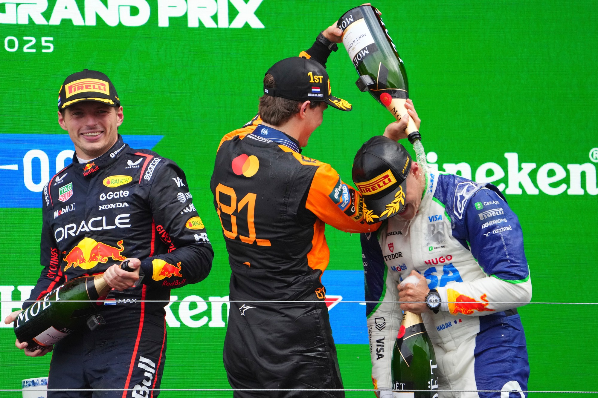 Austrálčan Oscar Piastri (uprostred) z McLarenu sa raduje z výhry na VC Holandska, na 2. mieste finišoval domáci Max Verstappen (vľavo) na Red Bulle, ako tretí prišiel do cieľa Francúz Isack Hadjar (vpravo) z tímu Racing Bulls.