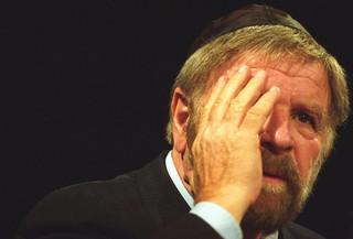 Szewach Weiss: Były dwie stodoły - w jednej mordowano, w drugiej mnie uratowano [WYWIAD]